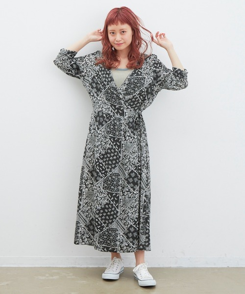 MERLOT（メルロー）の「バンダナプリントカシュクールワンピース（ワンピース・レディース・ブラック/レッド・FREE）」の2枚目の写真