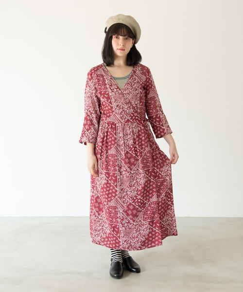 MERLOT（メルロー）の「バンダナプリントカシュクールワンピース（ワンピース・レディース・ブラック/レッド・FREE）」の3枚目の写真