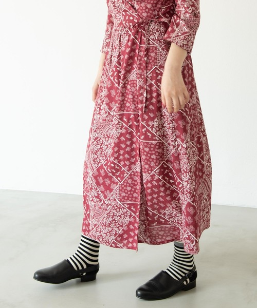 MERLOT（メルロー）の「バンダナプリントカシュクールワンピース（ワンピース・レディース・ブラック/レッド・FREE）」の4枚目の写真