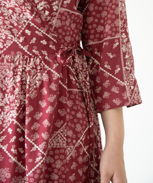 MERLOT（メルロー）の「バンダナプリントカシュクールワンピース（ワンピース・レディース・ブラック/レッド・FREE）」の9枚目の写真