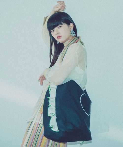 MONDEWORK（モンドワーク）の「FRILL TOTE/ リバーシブル フリルトート（トートバッグ・レディース・ブラック/オフホワイト/ブルー/グリーン/ピンク/グレー・ONE SIZE）」の2枚目の写真