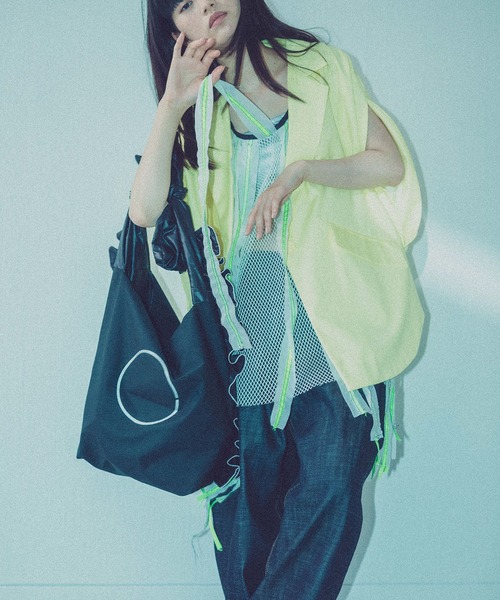 MONDEWORK（モンドワーク）の「FRILL TOTE/ リバーシブル フリルトート（トートバッグ・レディース・ブラック/オフホワイト/ブルー/グリーン/ピンク/グレー・ONE SIZE）」の3枚目の写真