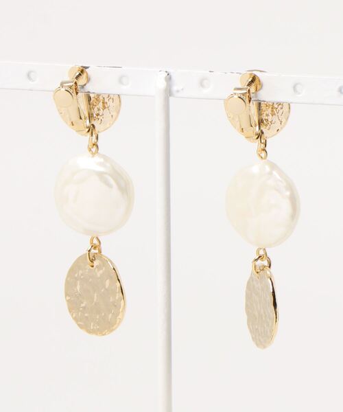 AIMER（エメ）の「ラウンドパーツイヤリング（イヤリング・レディース・ゴールド・FREE）」の2枚目の写真