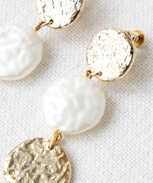 AIMER（エメ）の「ラウンドパーツイヤリング（イヤリング・レディース・ゴールド・FREE）」の4枚目の写真