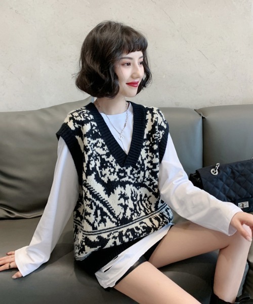 KOR(ケーオーアール)の「ボタニカルデザイン Vネックニットベスト(ベスト・レディース・ホワイト×ブラック・FREE)」の4枚目の写真