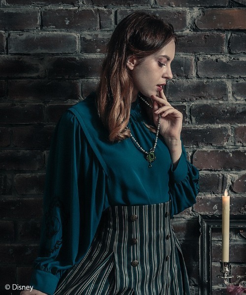 axes femme(アクシーズファム)の「ディズニーヴィランズ/BL(シャツ/ブラウス・レディース・キナリ/ブルーグリーン/ブラック・MEDIUM)」の1枚目の写真