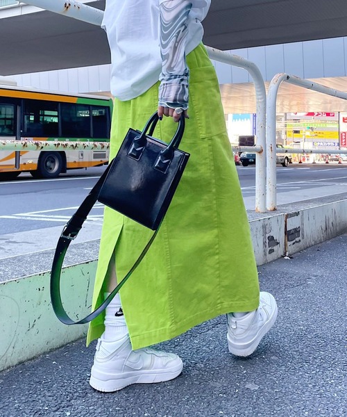 PAGEBOY（ページボーイ）の「カラーツイルタイトスカート（スカート・レディース・ブラック/ライム/グリーン・MEDIUM/SMALL）」の2枚目の写真