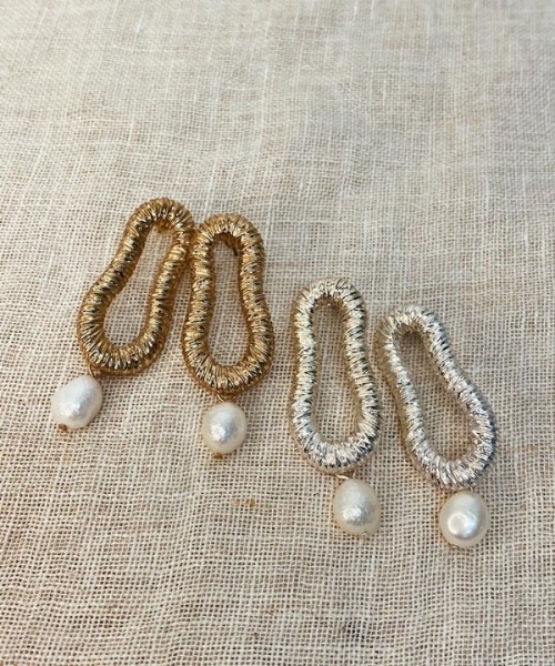 emouv by est(エモーヴバイエスト)の「emouv by est ヴィンテージゴールドパールピアス(ピアス(両耳用)・レディース・ゴールド/シルバー・FREE)」の5枚目の写真