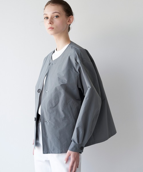 LE GLAZIK(ルグラジック)の「LE GLAZIK | ポリエステルタフタ ノーカラーブルゾン WOMEN(ノーカラージャケット・レディース・グレー/ベージュ・36)」の9枚目の写真