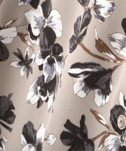 PROPORTION BODY DRESSING（プロポーションボディドレッシング）の「フラワープリントタックスリーブシャツブラウス / 1212110402（シャツ/ブラウス・レディース・オフホワイト/ベージュ・MEDIUM/SMALL）」の6枚目の写真