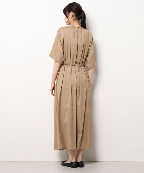 Doux archives（ドゥアルシーヴ）の「ウエストタックギャザーワンピース（ワンピース・レディース・ネイビー/キャメル・FREE）」の4枚目の写真