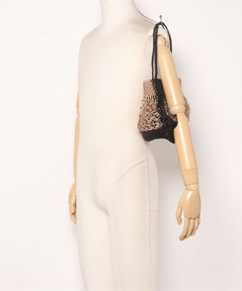 Jines(ジネス)の「マクラメ編み配色トートバッグ(かごバッグ・レディース・ブラック×ゴールド・FREE)」の9枚目の写真