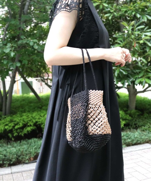Jines(ジネス)の「マクラメ編み配色トートバッグ(かごバッグ・レディース・ブラック×ゴールド・FREE)」の19枚目の写真