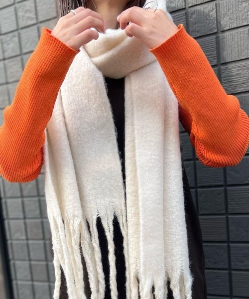 StyleSea（スタイルシー）の「ベーシックボリュームマフラー（マフラー・レディース・アイボリー/ピンクベージュ/ライトベージュ/ブルー/ライトカーキ/ブラウン/ブラック/ミント・MEDIUM）」の2枚目の写真