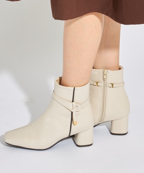 tocco closet(トッコ クローゼット)の「取り外し可能な2WAY結びリボン付き配色ライン入りショートブーツ(ブーツ・レディース・アイボリー/ブラック/ダークブラウン・L/M/S)」の2枚目の写真