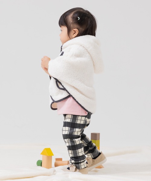 chil2（チルツー）の「ふわもこボアポンチョ（ポンチョ・キッズ・ピンク/オフホワイト/ブラック/ベージュ/カーキ・100cm/90cm/80ｃｍ）」の14枚目の写真