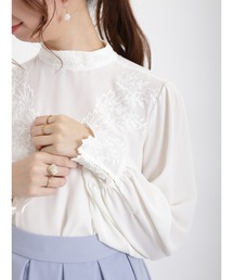 フラワー刺繍スタンドカラーブラウス