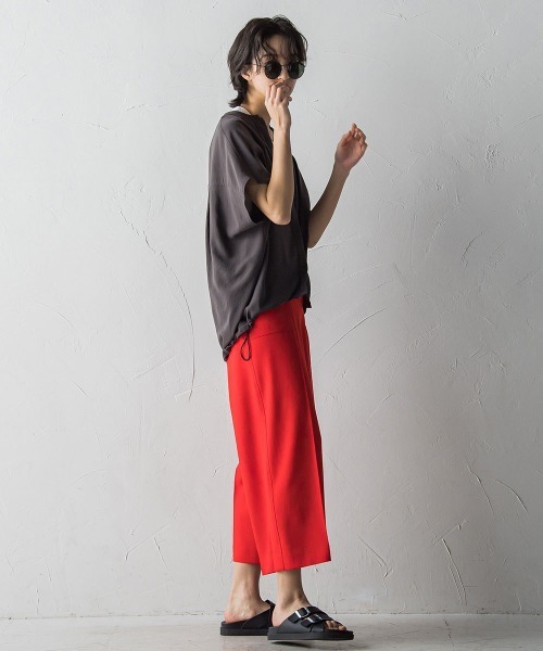 MAYSON GREY(メイソングレイ)の「ベイカーワイドクロップドパンツ(スラックス・レディース・チャコールグレー/ブラウン/レッド・SS/S/M/L)」の10枚目の写真