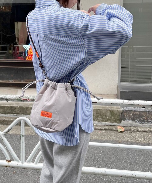 UNIVERSAL OVERALL（ユニバーサルオーバーオール）の「【UNIVERSAL OVERALL/ユニバーサルオーバーオール】QUIlT SHOULDER POUCH（バックパック/リュック・レディース・アイボリー/ブラック/グレー・FREE）」の7枚目の写真