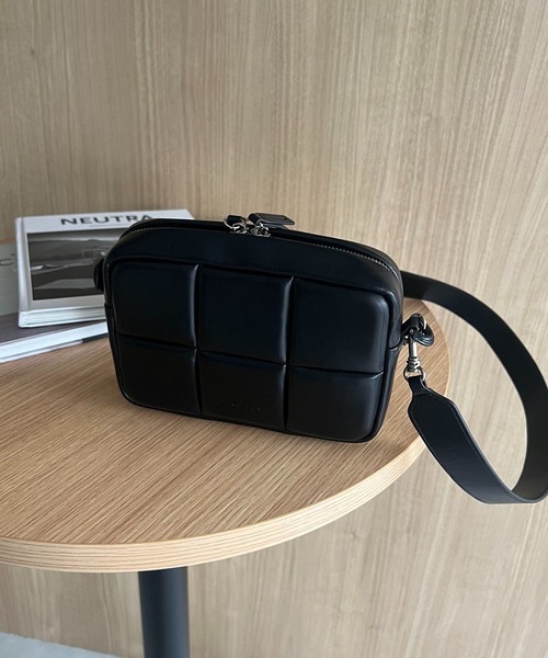 ADD CULUMN(アドカラム)の「〈ADD CULUMN/アドカラム〉PUFF CROSS BODYバッグ(ショルダーバッグ・レディース・ブラック/グレー/ホワイト・FREE)」の2枚目の写真