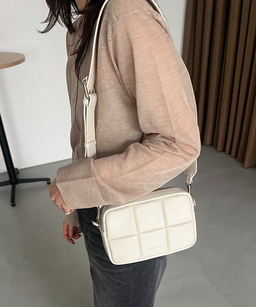 ADD CULUMN(アドカラム)の「〈ADD CULUMN/アドカラム〉PUFF CROSS BODYバッグ(ショルダーバッグ・レディース・ブラック/グレー/ホワイト・FREE)」の4枚目の写真