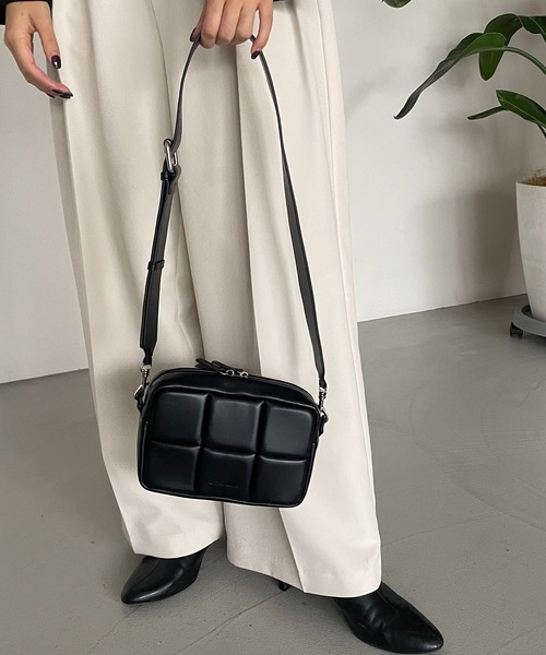 ADD CULUMN(アドカラム)の「〈ADD CULUMN/アドカラム〉PUFF CROSS BODYバッグ(ショルダーバッグ・レディース・ブラック/グレー/ホワイト・FREE)」の6枚目の写真