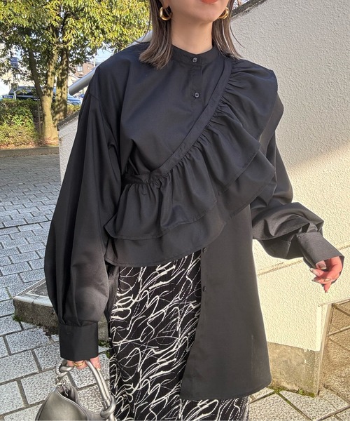 y/m by misato（イムバイミサト）の「ブロードフリル付きシャツ（シャツ/ブラウス・レディース・オフホワイト/ブルー/ブラック・FREE）」の2枚目の写真