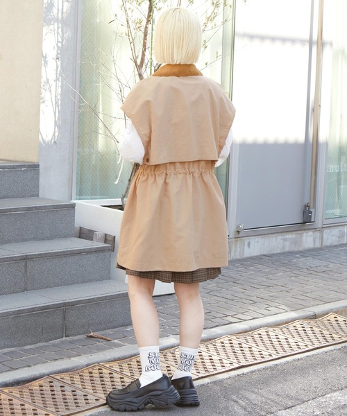 w closet（ダブルクローゼット）の「【2WAY】ケープハンティングジャケット（テーラードジャケット・レディース・カーキ/アイボリー/ライトベージュ・FREE）」の6枚目の写真