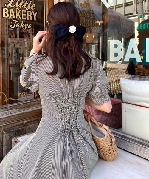 MAJESTIC LEGON（マジェスティックレゴン）の「スタイルアップシャツワンピース（ワンピース・レディース・オフホワイト/ブラック/ブラック系その他/ホワイト系その他・SMALL/MEDIUM/X-SMALL）」の15枚目の写真