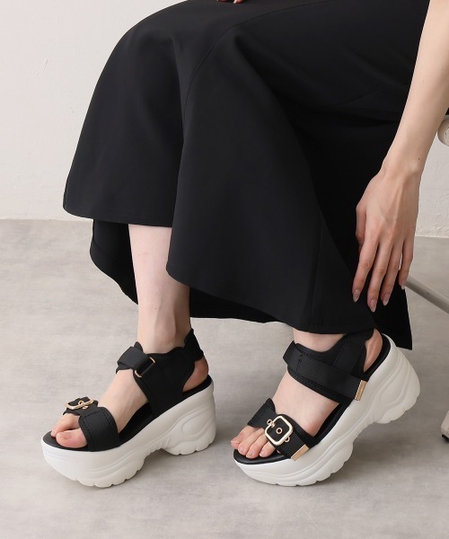 DEMETER(デメテル)の「超軽量 厚底ボリュームソール ベルクロ バックル スポーツサンダル(サンダル・レディース・ブラック×ブラック/アイボリー/ブラック×ホワイト・S/M/L/LL)」の5枚目の写真