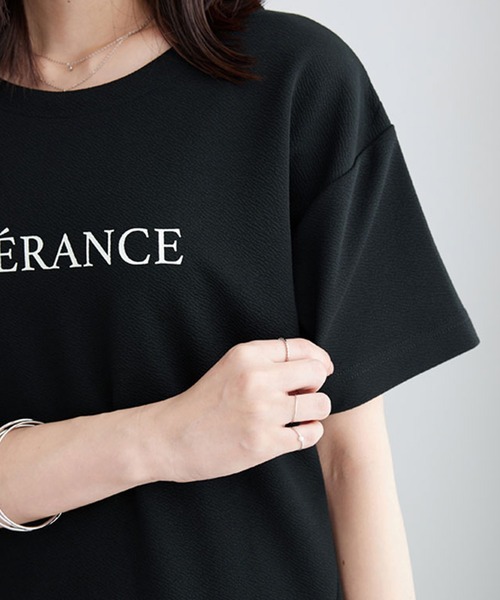 BELLUNA PLUS(ベルーナ)の「ジャカード素材ロゴプリントプルオーバー(Tシャツ/カットソー・レディース・ベージュ/セージグリーン/オフホワイト/ブラック・X-LARGE/LARGE/MEDIUM)」の5枚目の写真