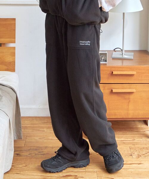 FFEIN（フェイン）の「【FFEIN(フェイン)】刺繍ロゴベイカーフリースワイドパンツ / 刺繍 ワイド ドローコード（その他パンツ・メンズ・ネイビー/ブラック/オフホワイト/グレー・LARGE/MEDIUM/SMALL）」の3枚目の写真