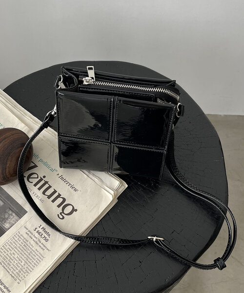 CAPRICIEUX LE'MAGE（カプリシューレマージュ）の「ブロッキングスクエアバッグ（ショルダーバッグ・レディース・ブラック/シルバー・FREE）」の5枚目の写真