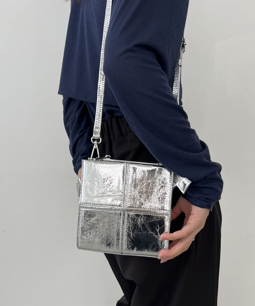 CAPRICIEUX LE'MAGE（カプリシューレマージュ）の「ブロッキングスクエアバッグ（ショルダーバッグ・レディース・ブラック/シルバー・FREE）」の15枚目の写真
