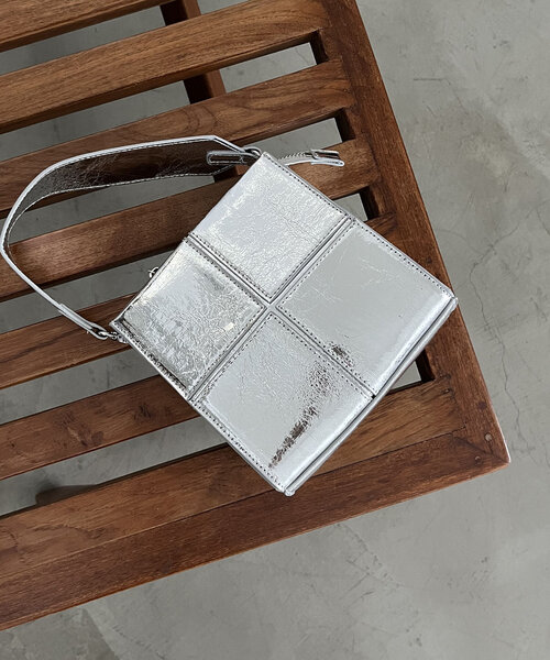 CAPRICIEUX LE'MAGE（カプリシューレマージュ）の「ブロッキングスクエアバッグ（ショルダーバッグ・レディース・ブラック/シルバー・FREE）」の16枚目の写真