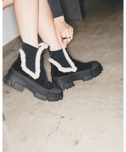 STEVE MADDEN（スティーブマデン）の「スエードチェルシーブーツ/S.MADDEN TOWNSHIP-UA（ブーツ・レディース・ブラック/サンドベージュ・23.0cm/23.5cm/23.5-24/24.0cm/24.5cm/22.5cm）」の2枚目の写真