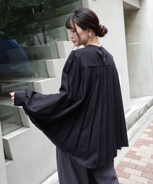 CORNERS（コーナーズ）の「プリーツチュニックブラウス（シャツ/ブラウス・レディース・ブラック/ネイビー/ベージュ・M）」の2枚目の写真