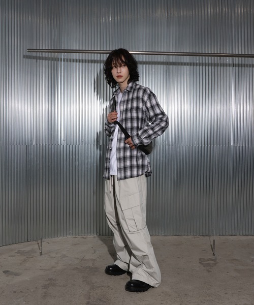 FOLLOWIN（フォロウィン）の「[UNISEX][一枚でもorレイヤード][カップルコーデもおすすめ]ベーシックオーバーフィットチェックシャツ（シャツ/ブラウス・レディース・ブラウン/ブラック・FREE）」の3枚目の写真