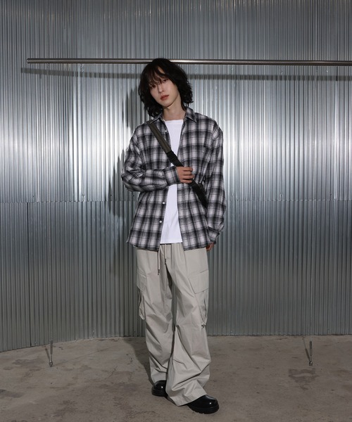 FOLLOWIN（フォロウィン）の「[UNISEX][一枚でもorレイヤード][カップルコーデもおすすめ]ベーシックオーバーフィットチェックシャツ（シャツ/ブラウス・レディース・ブラウン/ブラック・FREE）」の4枚目の写真