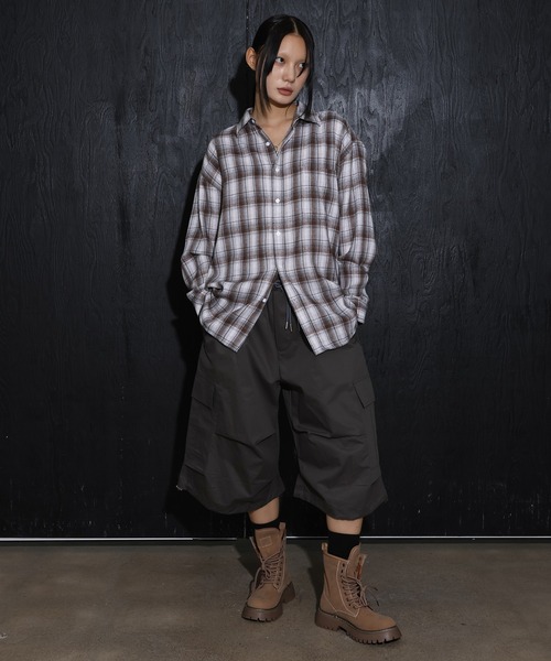 FOLLOWIN（フォロウィン）の「[UNISEX][一枚でもorレイヤード][カップルコーデもおすすめ]ベーシックオーバーフィットチェックシャツ（シャツ/ブラウス・レディース・ブラウン/ブラック・FREE）」の16枚目の写真