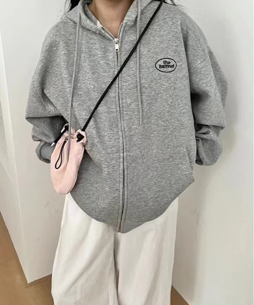 Chiina(チーナ)の「Chiina/シンプル ロゴ フルジップパーカー(パーカー・レディース・ダークグレー/ブラウン/ブラック/レッド/グレー・FREE)」の3枚目の写真