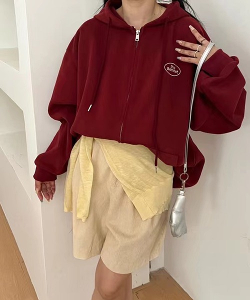 Chiina(チーナ)の「Chiina/シンプル ロゴ フルジップパーカー(パーカー・レディース・ダークグレー/ブラウン/ブラック/レッド/グレー・FREE)」の2枚目の写真
