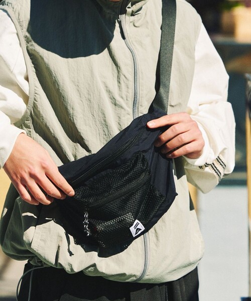 POLeR（ポーラー）の「POLeR × FREAK'S STORE/ポーラー × フリークスストア 別注 STUFFABLE FANNY PACK スタッファブルファニーパック（ボディバッグ/ウエストポーチ・メンズ・グレー/ブラック・ONE SIZE）」の2枚目の写真
