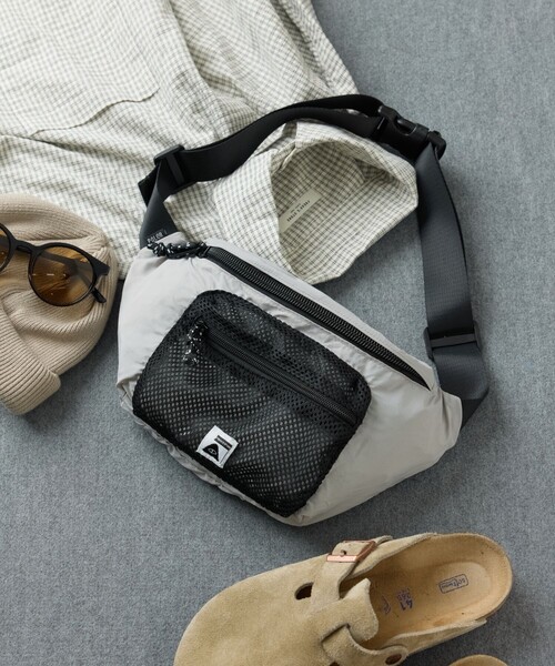 POLeR（ポーラー）の「POLeR × FREAK'S STORE/ポーラー × フリークスストア 別注 STUFFABLE FANNY PACK スタッファブルファニーパック（ボディバッグ/ウエストポーチ・メンズ・グレー/ブラック・ONE SIZE）」の3枚目の写真