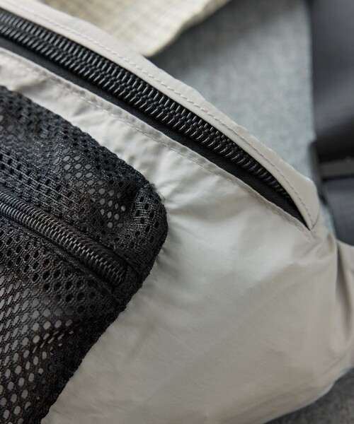 POLeR（ポーラー）の「POLeR × FREAK'S STORE/ポーラー × フリークスストア 別注 STUFFABLE FANNY PACK スタッファブルファニーパック（ボディバッグ/ウエストポーチ・メンズ・グレー/ブラック・ONE SIZE）」の5枚目の写真