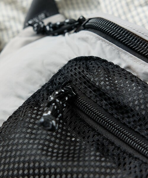 POLeR（ポーラー）の「POLeR × FREAK'S STORE/ポーラー × フリークスストア 別注 STUFFABLE FANNY PACK スタッファブルファニーパック（ボディバッグ/ウエストポーチ・メンズ・グレー/ブラック・ONE SIZE）」の6枚目の写真