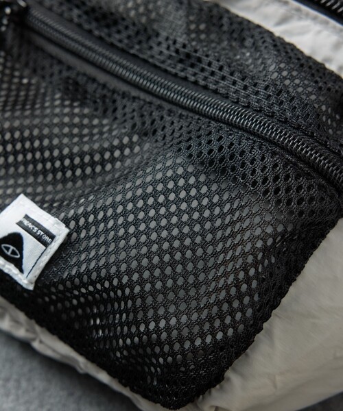 POLeR（ポーラー）の「POLeR × FREAK'S STORE/ポーラー × フリークスストア 別注 STUFFABLE FANNY PACK スタッファブルファニーパック（ボディバッグ/ウエストポーチ・メンズ・グレー/ブラック・ONE SIZE）」の7枚目の写真