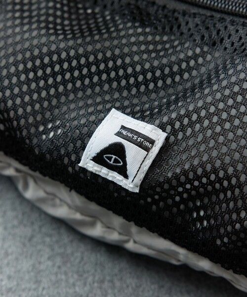 POLeR（ポーラー）の「POLeR × FREAK'S STORE/ポーラー × フリークスストア 別注 STUFFABLE FANNY PACK スタッファブルファニーパック（ボディバッグ/ウエストポーチ・メンズ・グレー/ブラック・ONE SIZE）」の8枚目の写真