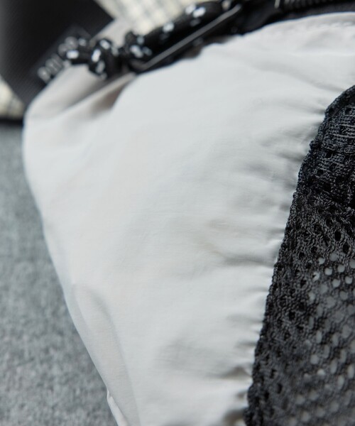 POLeR（ポーラー）の「POLeR × FREAK'S STORE/ポーラー × フリークスストア 別注 STUFFABLE FANNY PACK スタッファブルファニーパック（ボディバッグ/ウエストポーチ・メンズ・グレー/ブラック・ONE SIZE）」の9枚目の写真