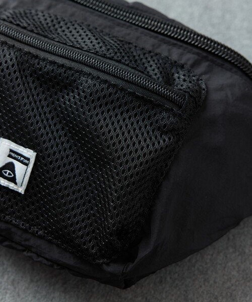 POLeR（ポーラー）の「POLeR × FREAK'S STORE/ポーラー × フリークスストア 別注 STUFFABLE FANNY PACK スタッファブルファニーパック（ボディバッグ/ウエストポーチ・メンズ・グレー/ブラック・ONE SIZE）」の14枚目の写真